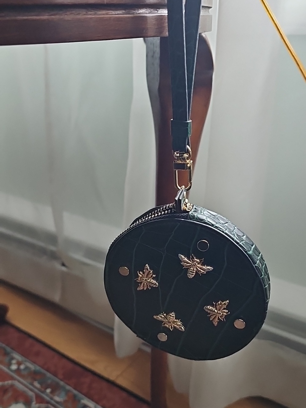 NEIMAN MARCUS Round Green Croc-Embossed Wristlet Coin Purse with Gold Bee Accent - Picture 7 of 7